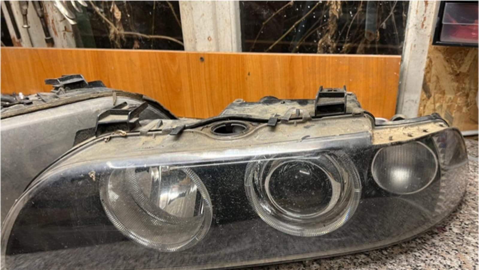Far BMW demontat, înainte: interior cromat, sticlă uzată