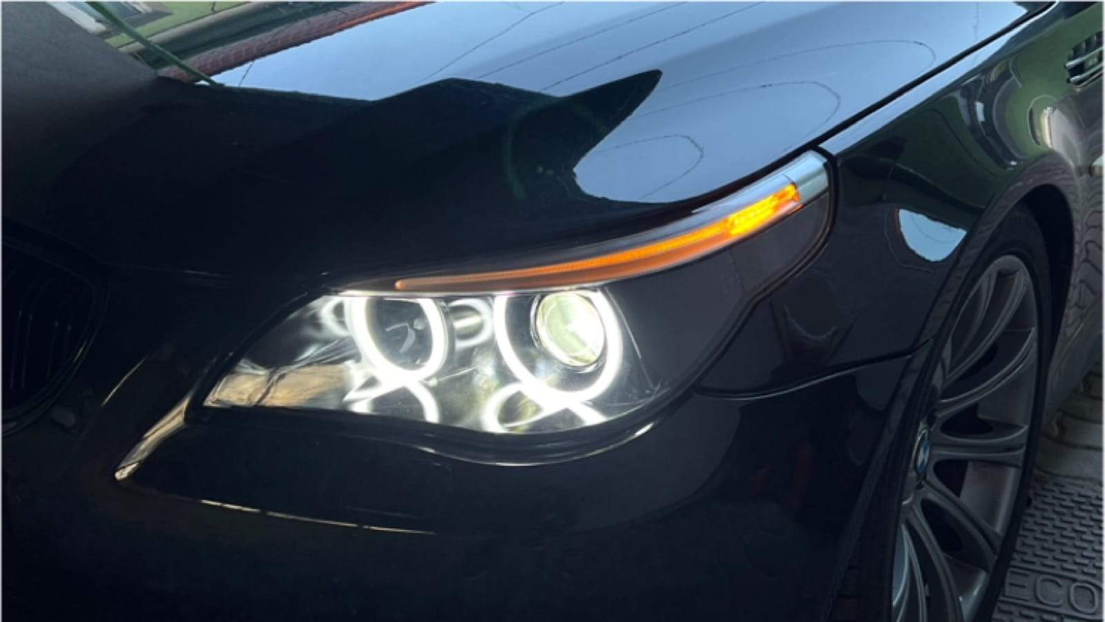 BMW Seria 5 noaptea, după: inele albe puternice și lupe clare