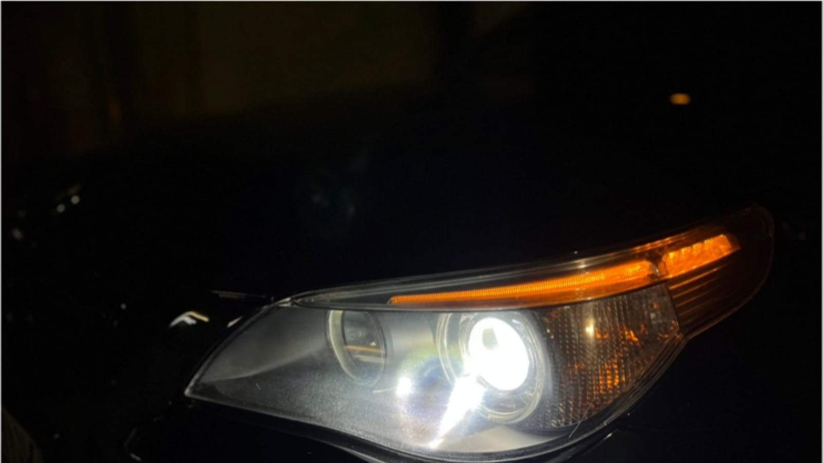 BMW Seria 5 noaptea, înainte: lumină slabă, gălbuie
