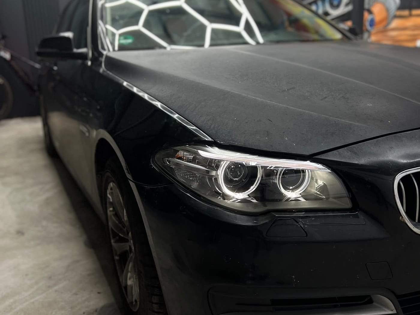 BMW Seria 5 F10 negru după: inelele farului albe