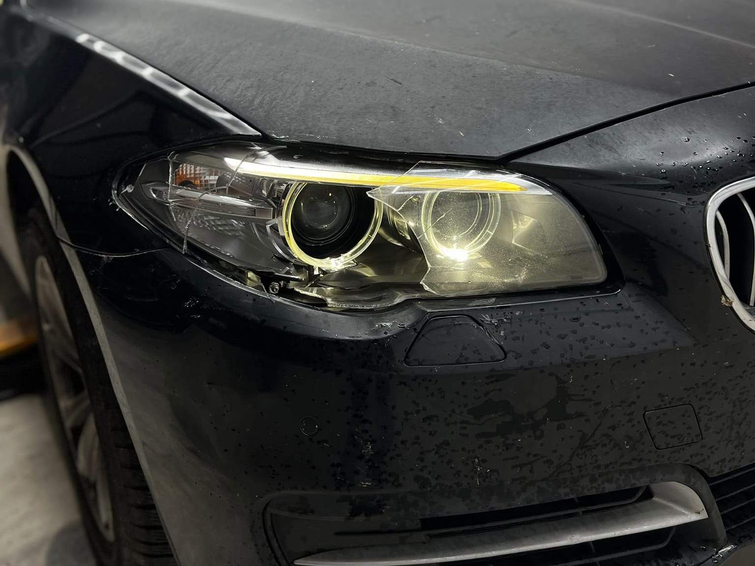 BMW Seria 5 F10 negru înainte: inelele farului îngălbenite