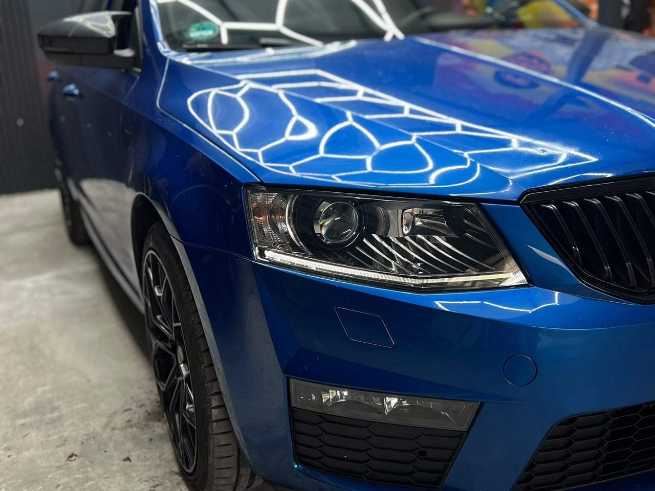 Skoda Octavia albastră după: banda de lumini de zi albă