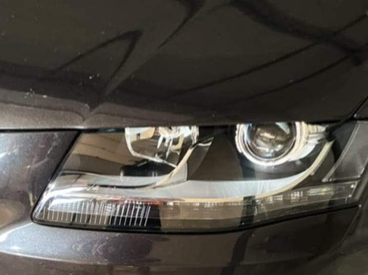 Audi A4 după: far cu lupă și lumină albă