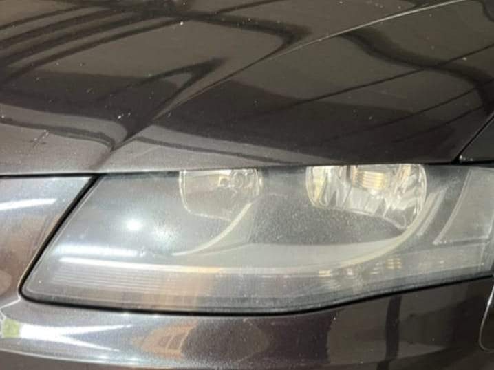 Audi A4 înainte: far opac, cu lumină galbenă