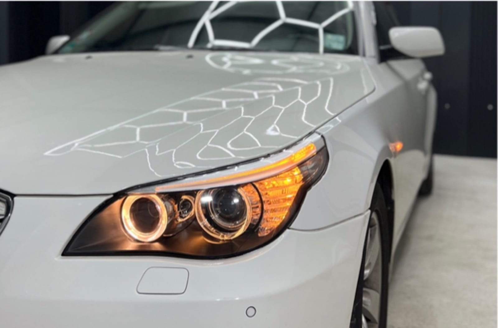 BMW Seria 5 alb după: far clar cu inelele aprinse
