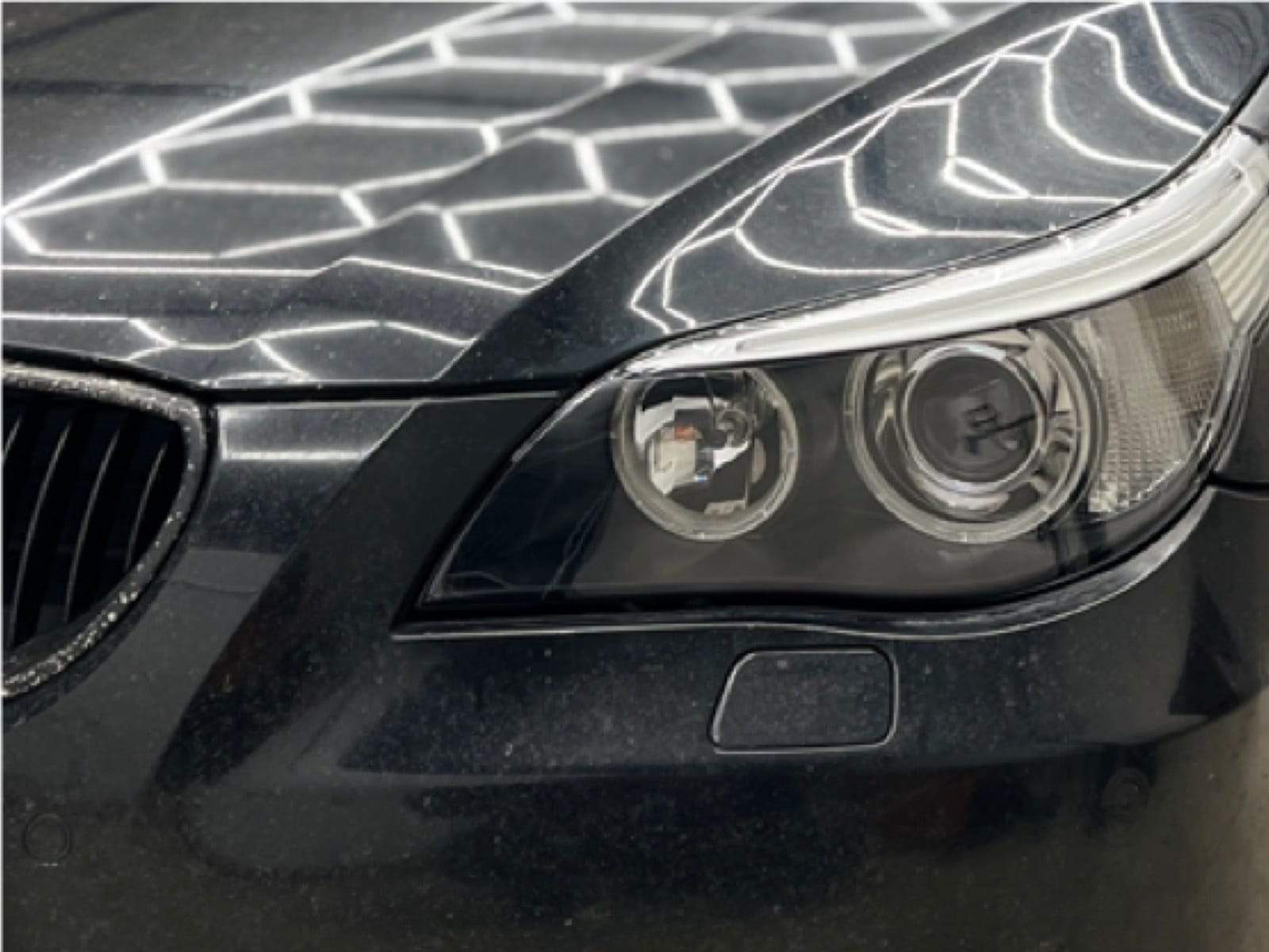 BMW Seria 5 gri după: sticla farului clară, lupele vizibile