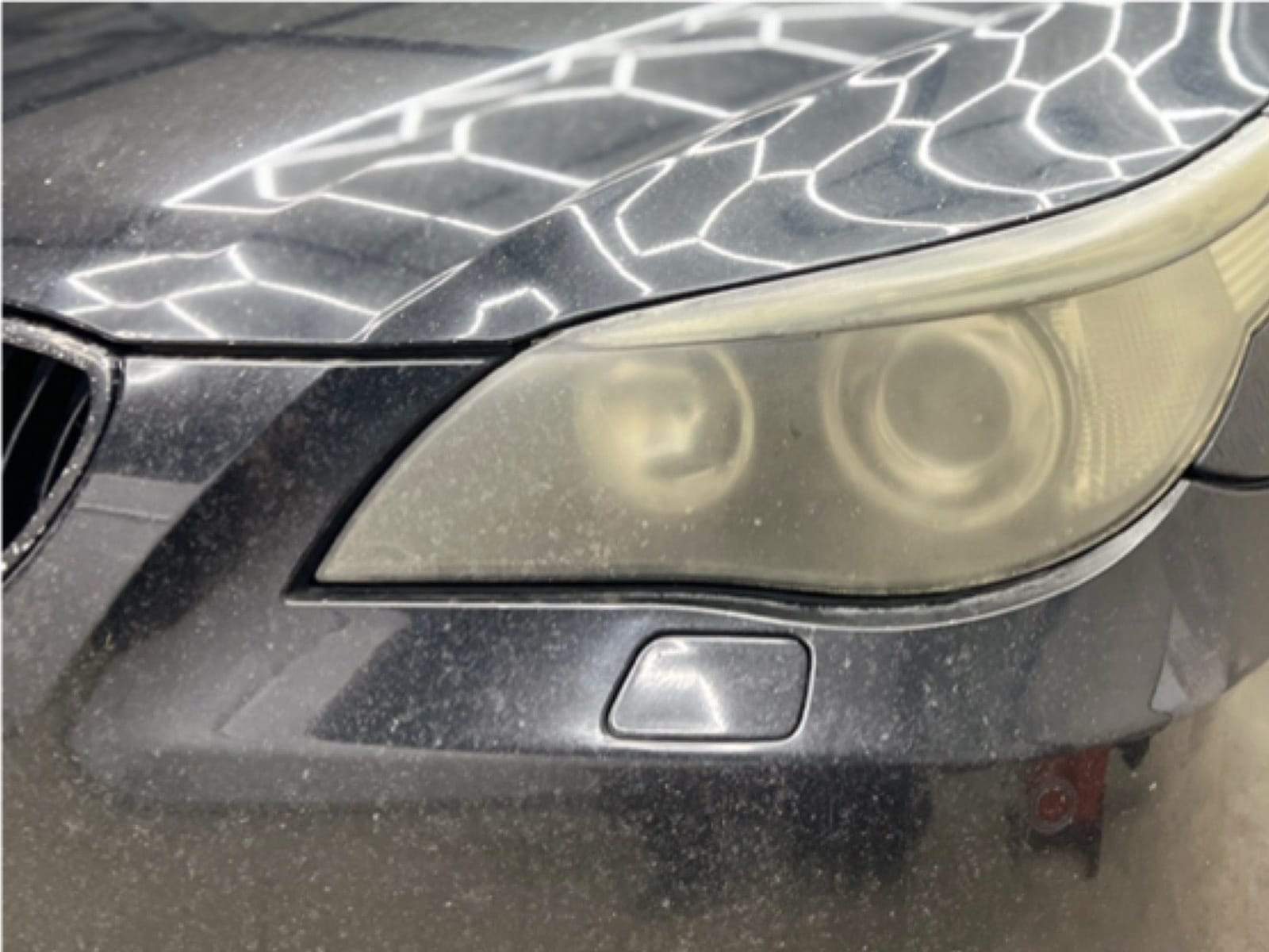 BMW Seria 5 gri înainte: sticla farului opacă, galbenă