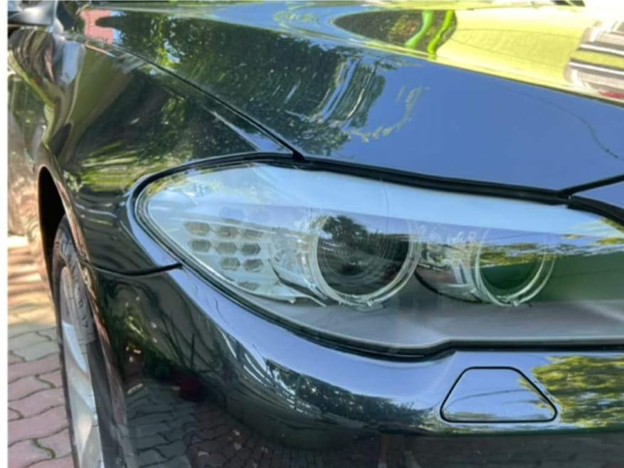 BMW Seria 5 F10 după: sticla farului clară, inelele vizibile