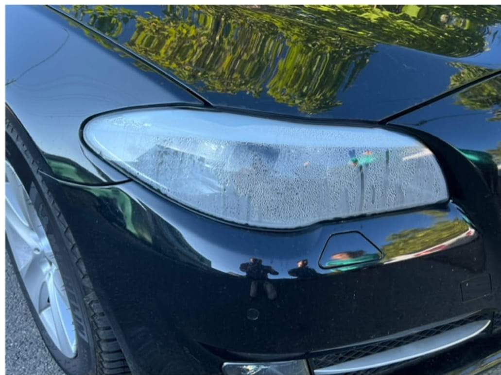BMW Seria 5 F10 înainte: sticla farului mată și pătată