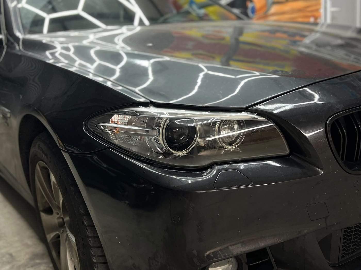 BMW Seria 5 F10 gri după: sticla farului clară