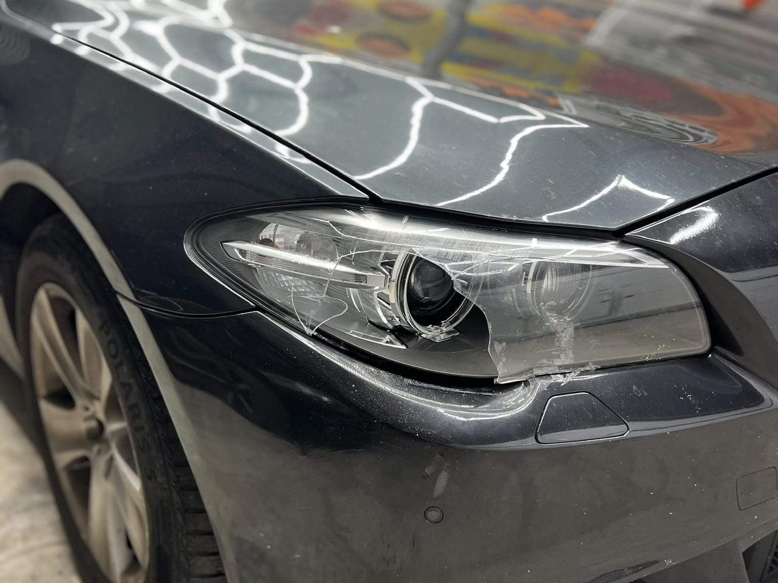 BMW Seria 5 F10 gri înainte: sticla farului uzată și deteriorată
