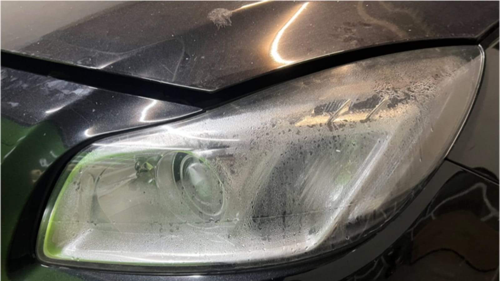 Opel Insignia înainte: sticla farului oxidată, cu pete