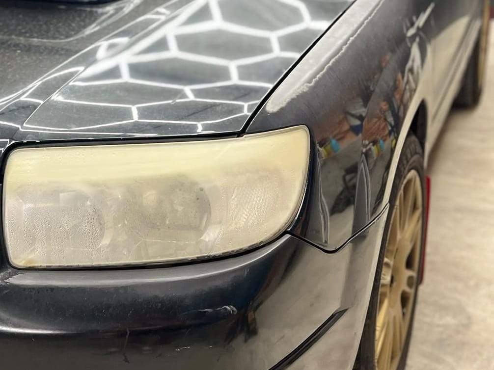 Subaru Forester înainte: sticla farului îngălbenită și opacă