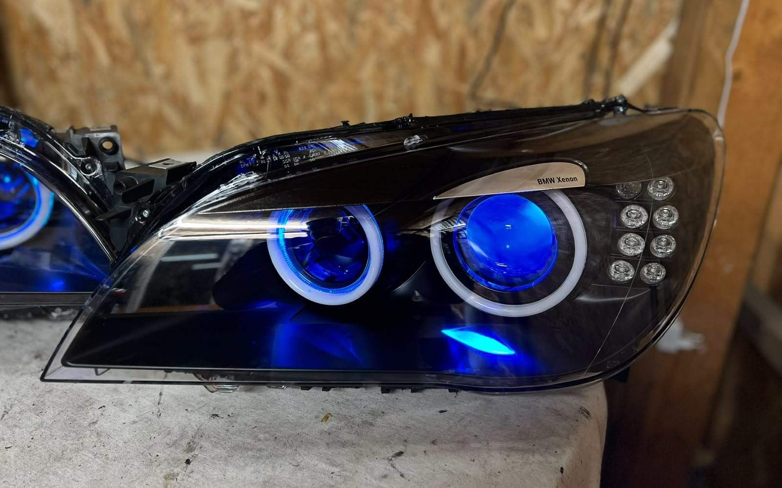 Faruri BMW Seria 7 personalizate: interior negru, inele albe și lupe cu lumină albastră