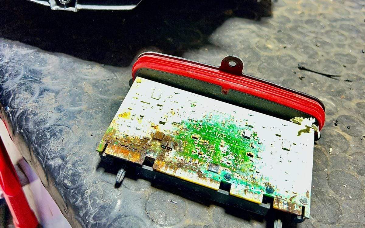 Modul de comandă scos dintr-un far, cu placa electronică corodată de apă