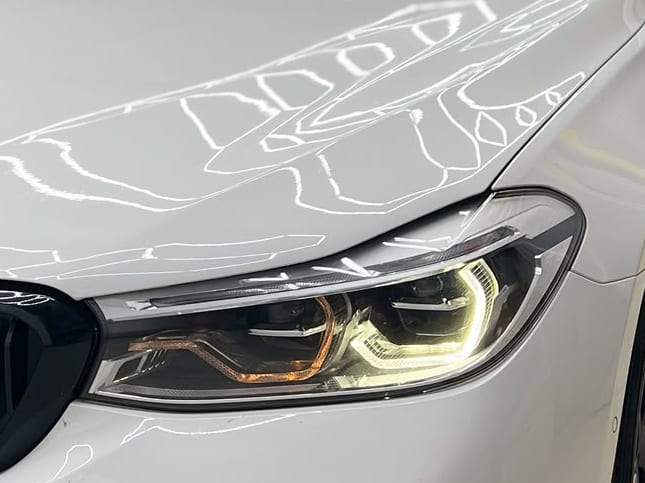BMW Seria 6 GT alb înainte: un inel al luminilor de zi îngălbenit