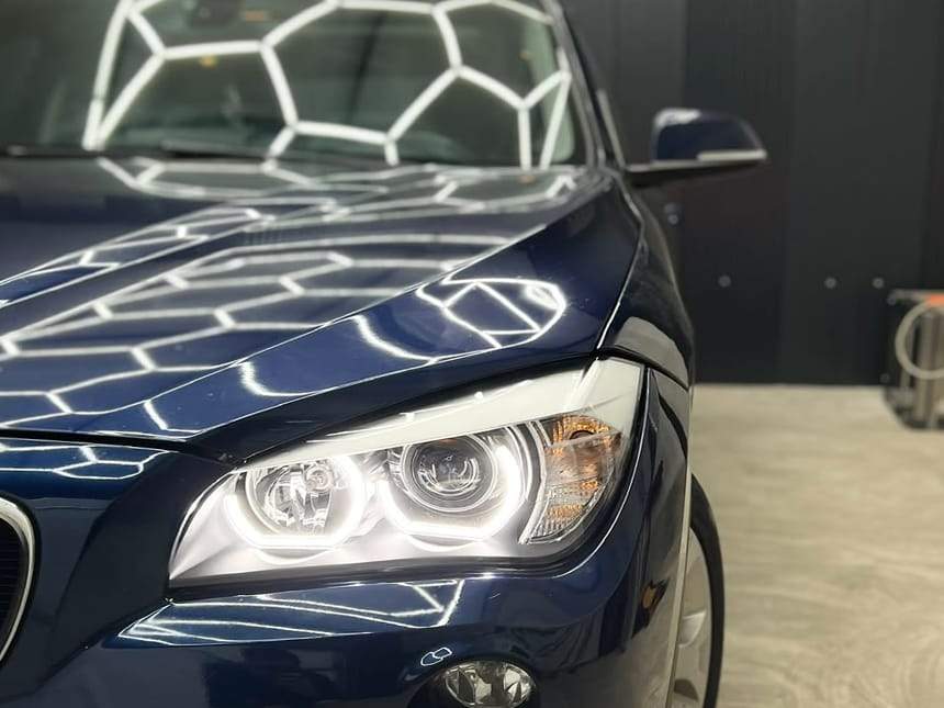 BMW X1 după: far cu inele angel eyes albe, aprinse