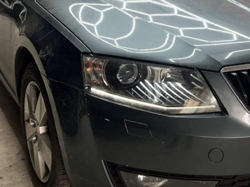 Skoda Octavia gri după: banda de lumini de zi albă