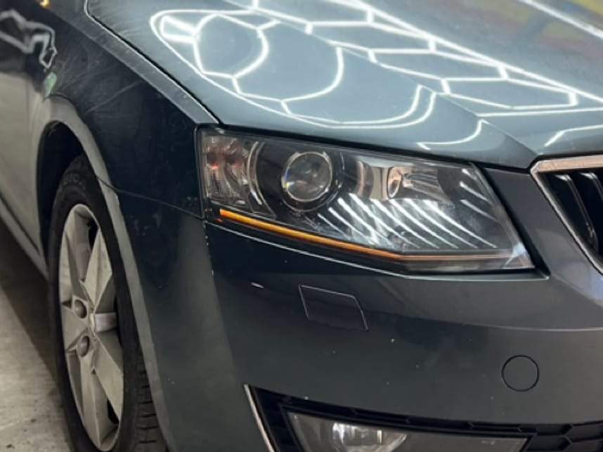 Skoda Octavia gri înainte: banda de lumini de zi slabă