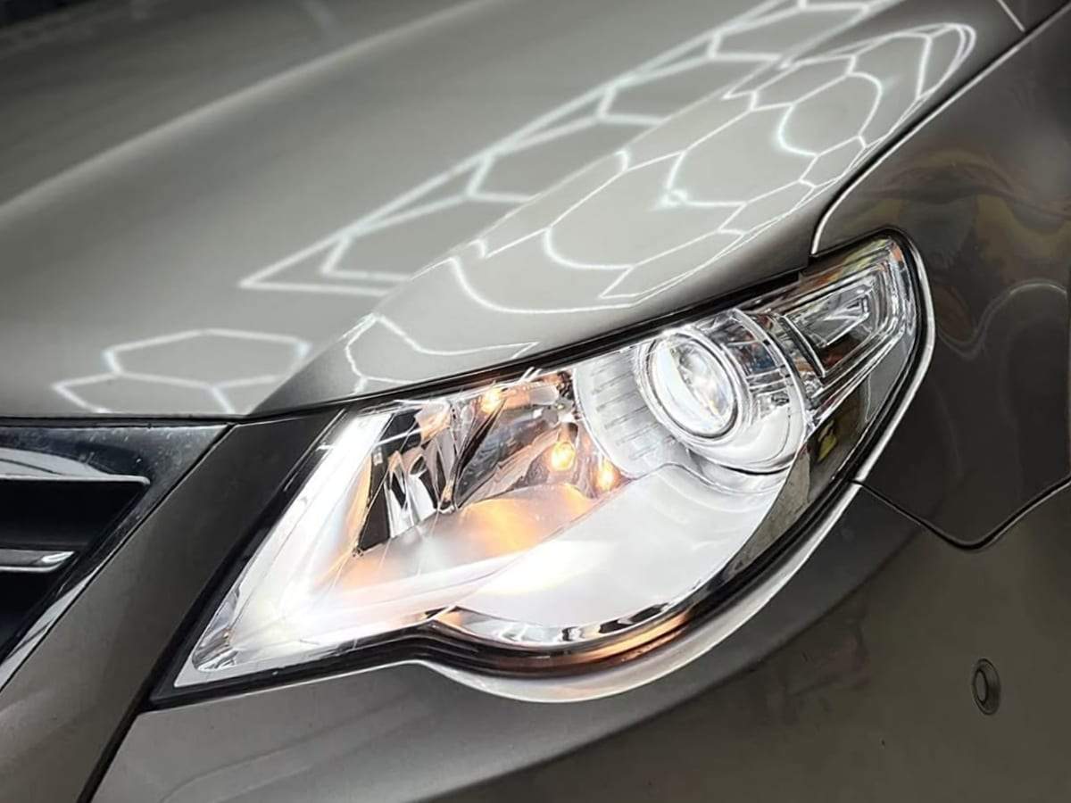 Volkswagen Passat CC după: far aprins cu lupă și lumină albă