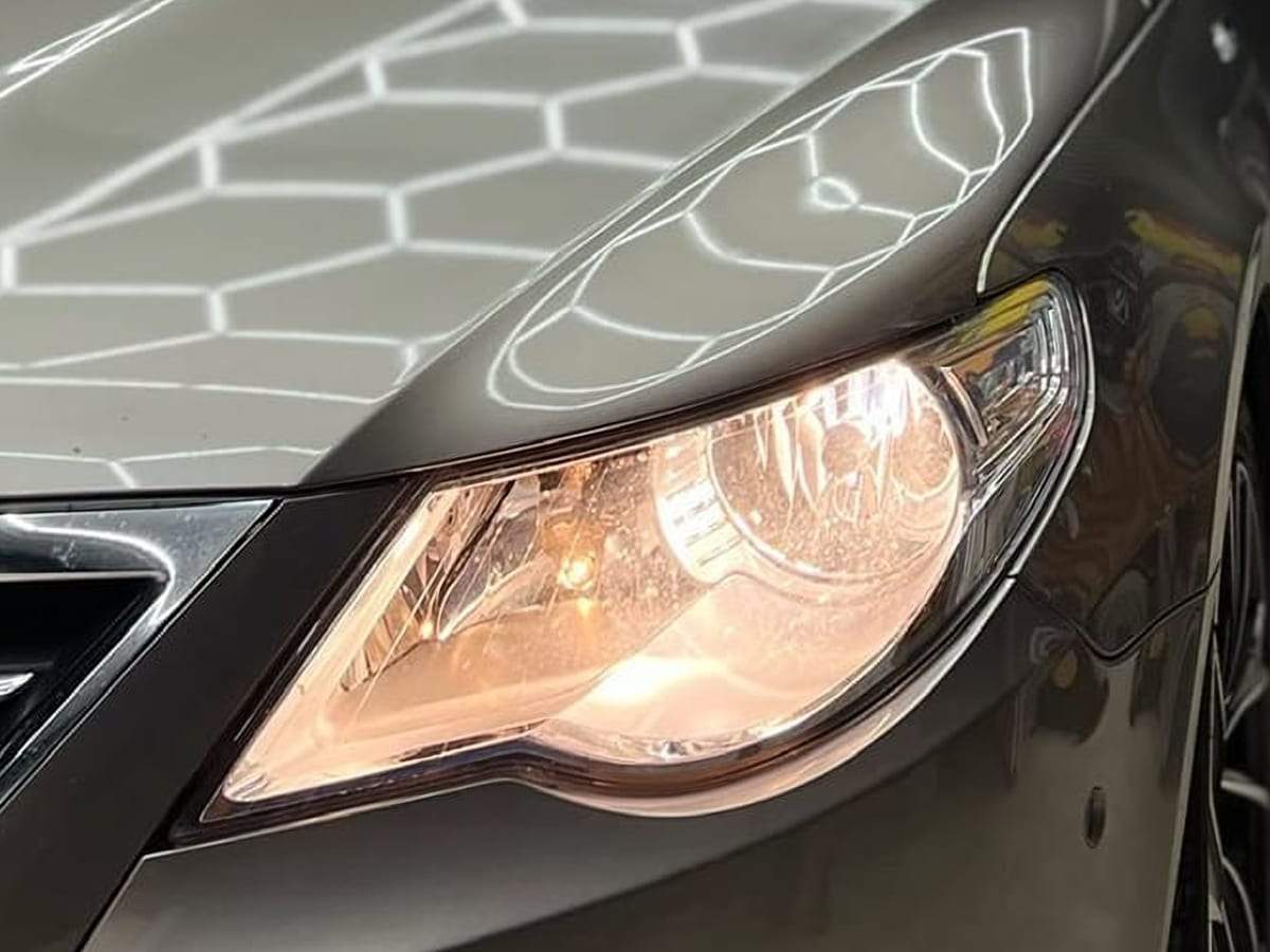 Volkswagen Passat CC înainte: far aprins cu lumină galbenă