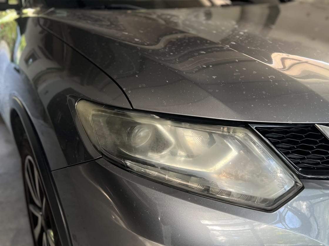 Nissan X-Trail înainte: sticla farului îngălbenită și mată
